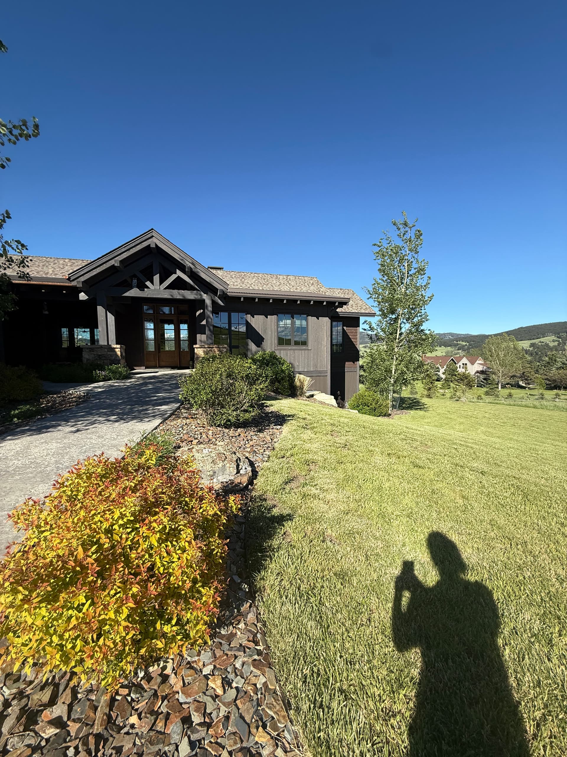 Gallery photos for Sharp Trimming and Weeding That Keeps Landscapes Looking Their Best: Image #1