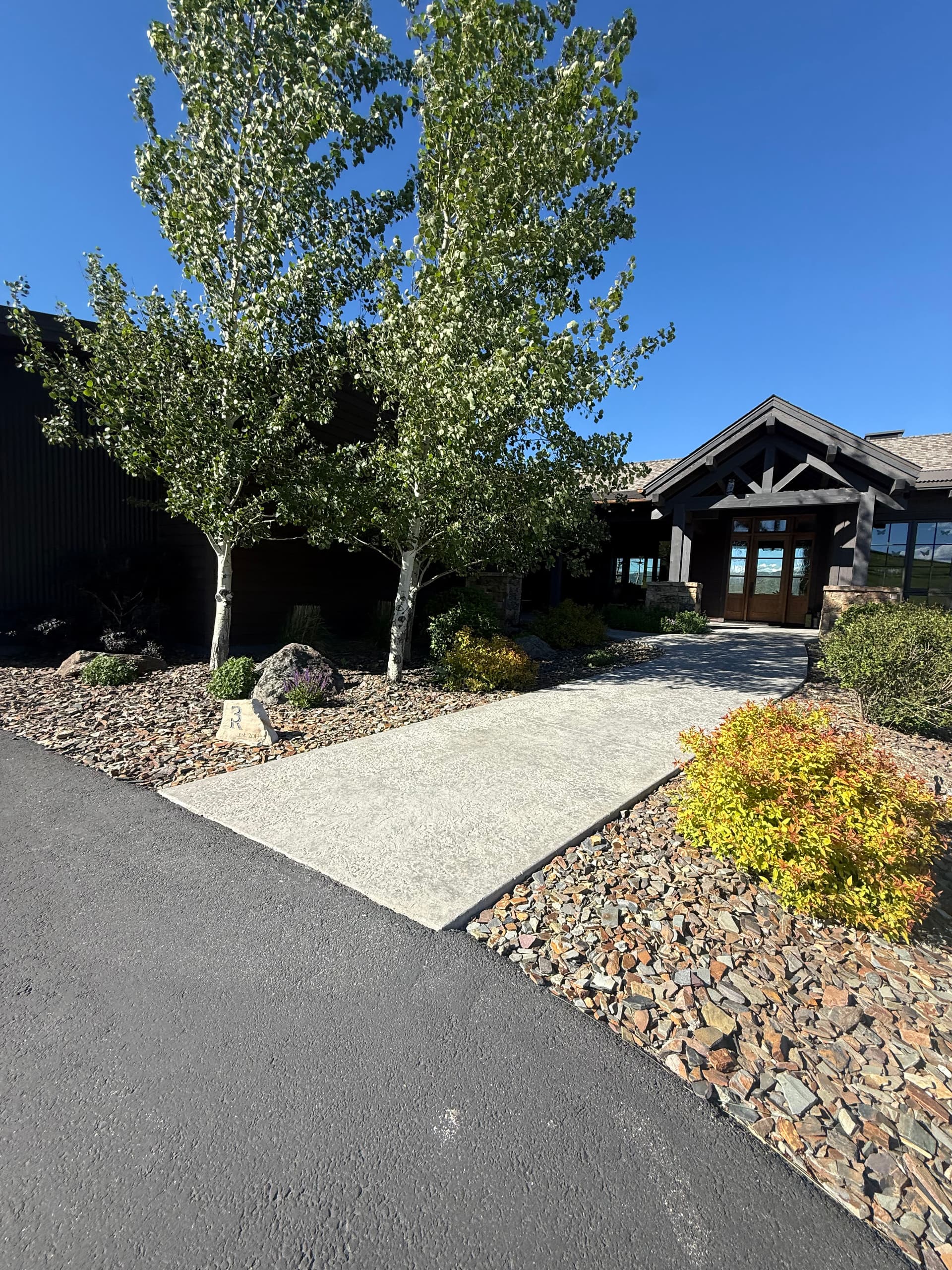 Gallery photos for Sharp Trimming and Weeding That Keeps Landscapes Looking Their Best: Image #2