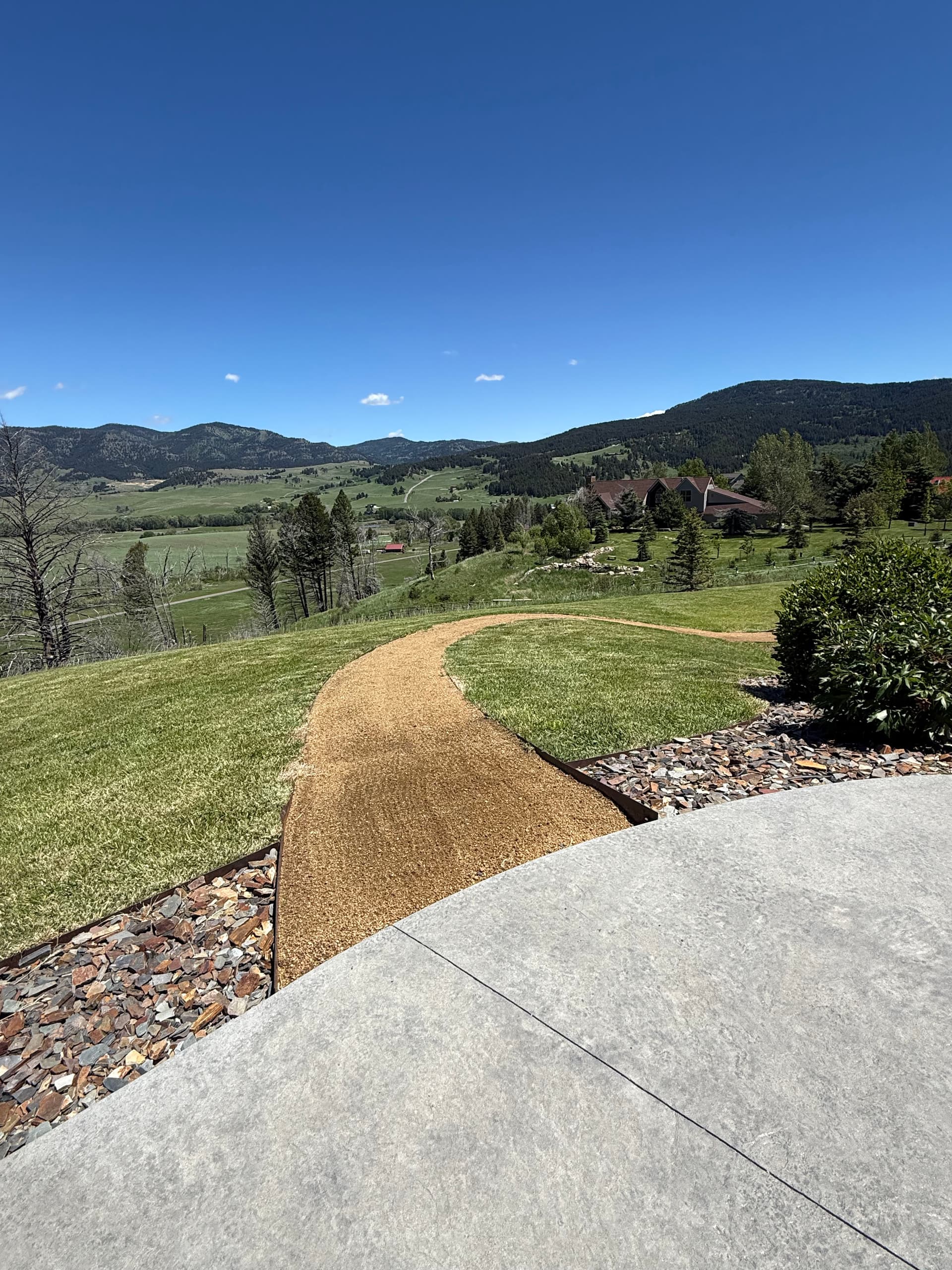 Gallery photos for Sharp Trimming and Weeding That Keeps Landscapes Looking Their Best: Image #4