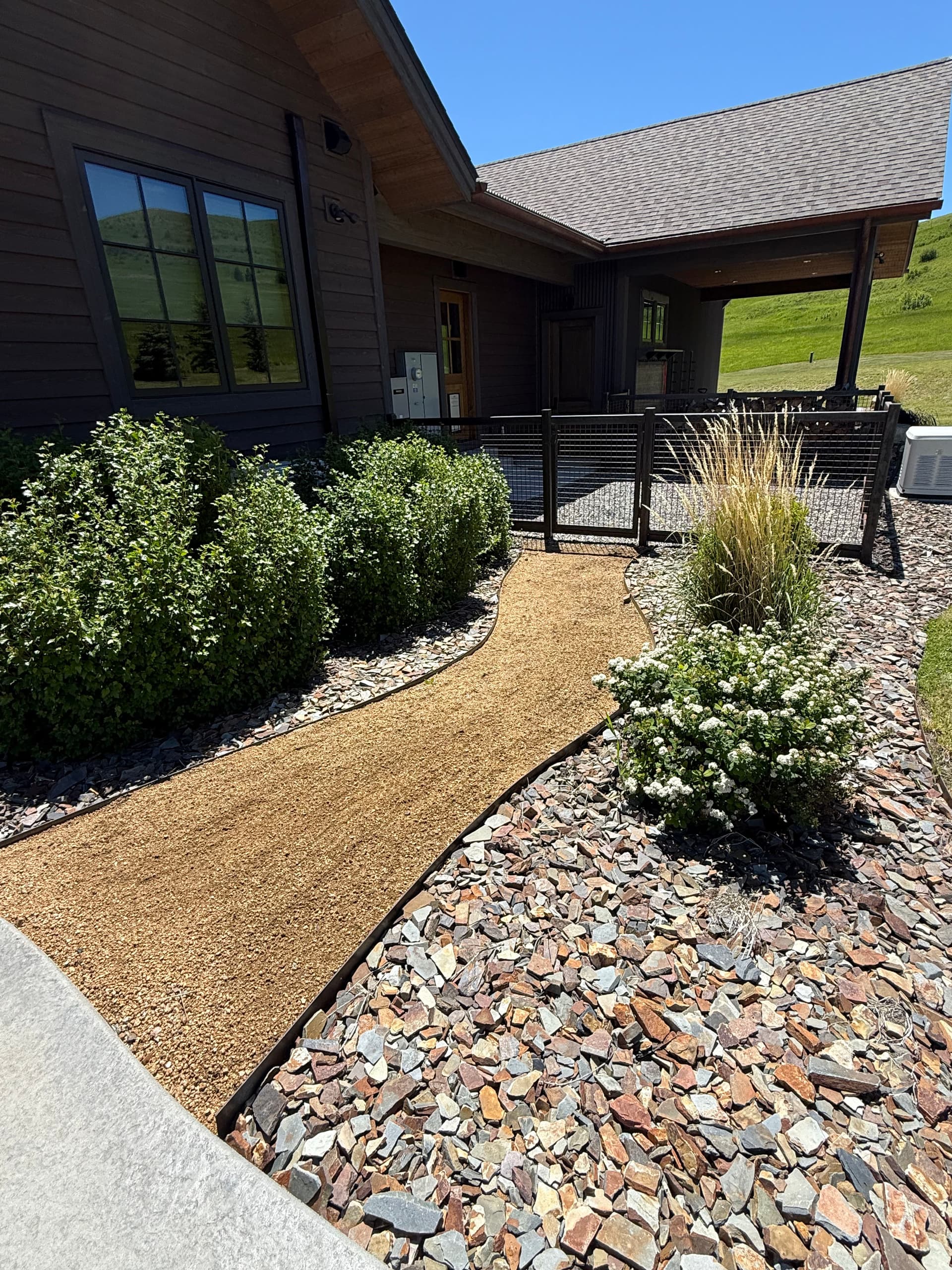 Gallery photos for Sharp Trimming and Weeding That Keeps Landscapes Looking Their Best: Image #3